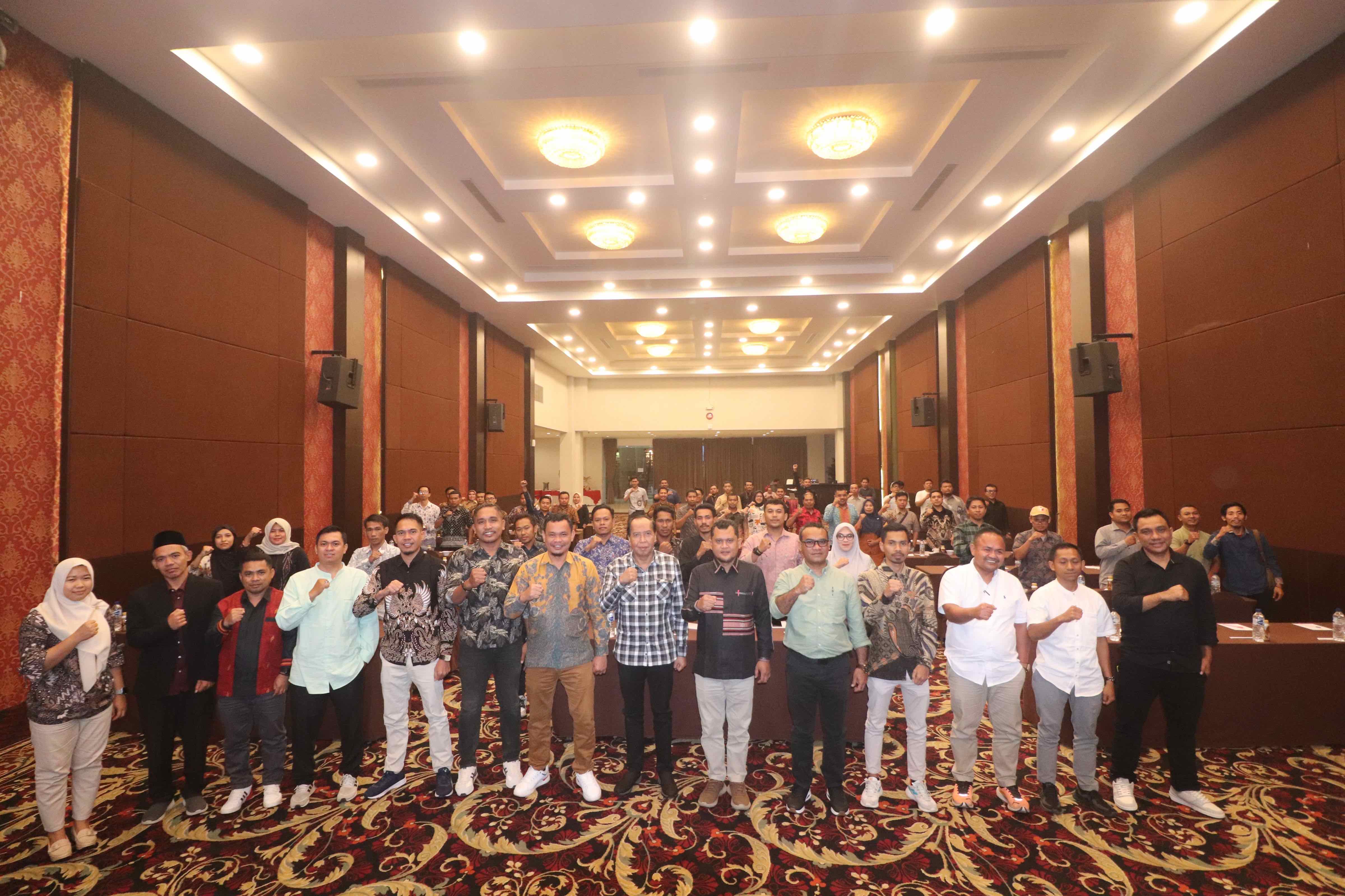 BIMTEK: Ketua Bawaslu NTB Itratip berfoto bersama jajaran komisioner dan badan ad hoc Bawaslu 10 Kabupaten/Kota dalam kegiatan Bimtek penangangan pelanggaran Pilkada serentak, Minggu (1/9).