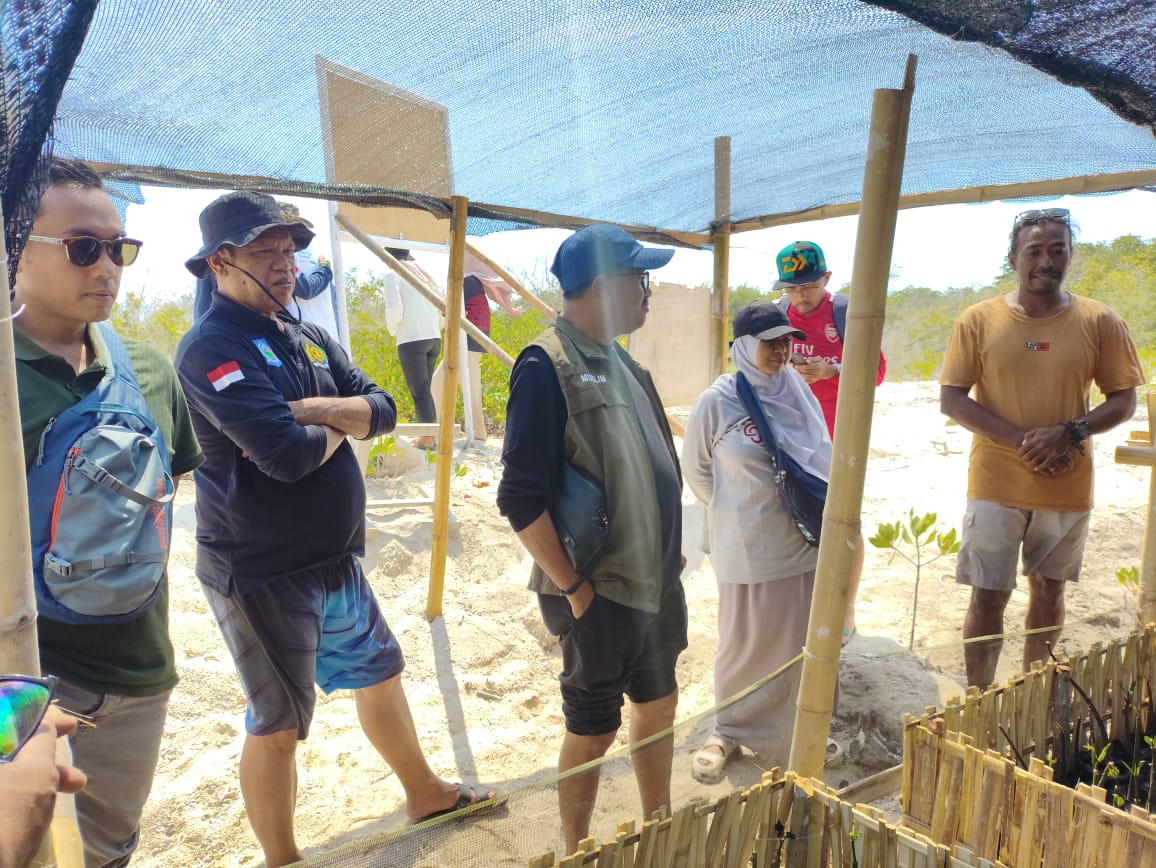 Kepala Dinas Kelautan dan Perikanan NTB Muslim bersama Manager Community Development Amman Dimas Purnama (kiri) meninjau lokasi persemaian bibit mangrove di Pulau Namo, di kawasan Gili Bali, Sumbawa