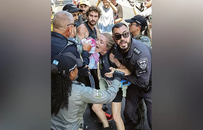 BERONTAK: Polisi bentrok dengan pendukung sandera Israel yang ditawan oleh militan Palestina di Jalur Gaza di Tel Aviv kemarin (2/9). (AFP)