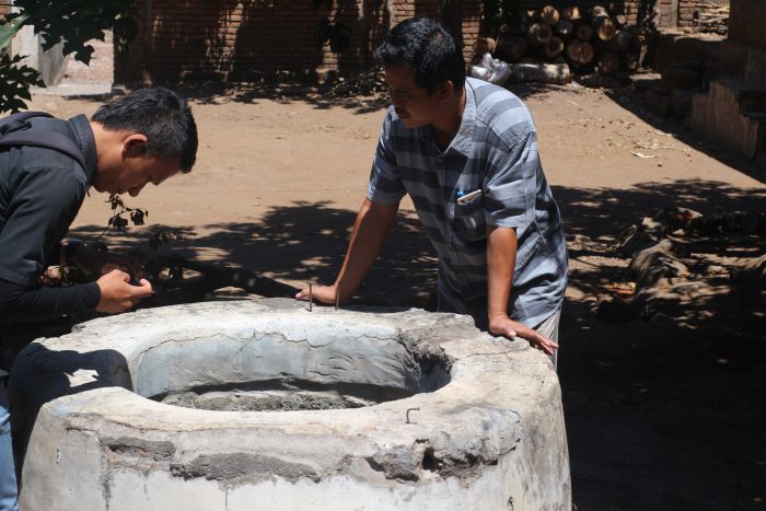 LIHAT: Kepala Desa Surabaya, Kecamatan Sakra Timur saat melihat kondisi sumur gali dan air PDAM milik warga yang kering akibat kemarau.