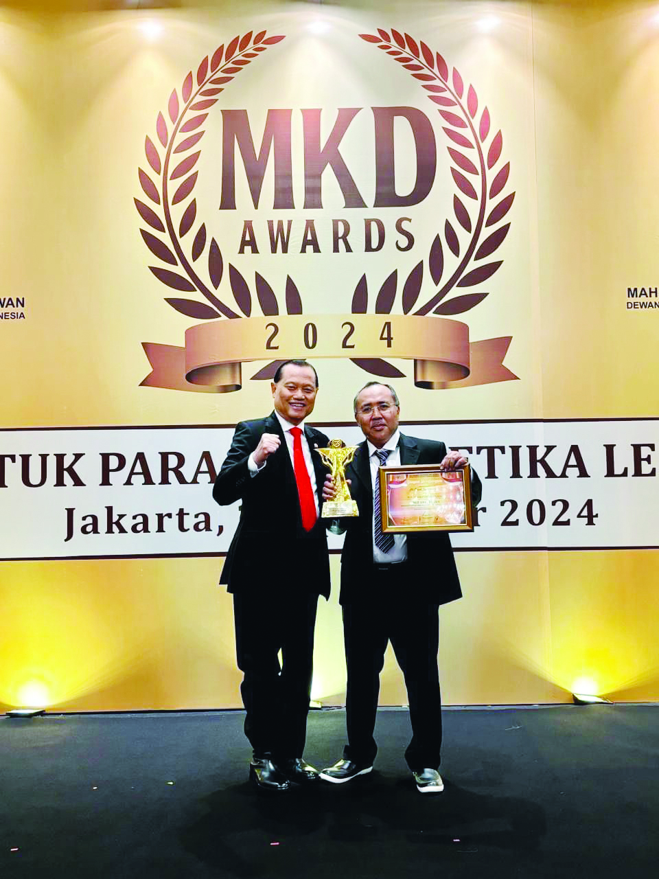 Calon Bupati Lombok Timur Suryadi Jaya Purnama saat menerima penghargaan dari MKD DPR RI di Jakarta.