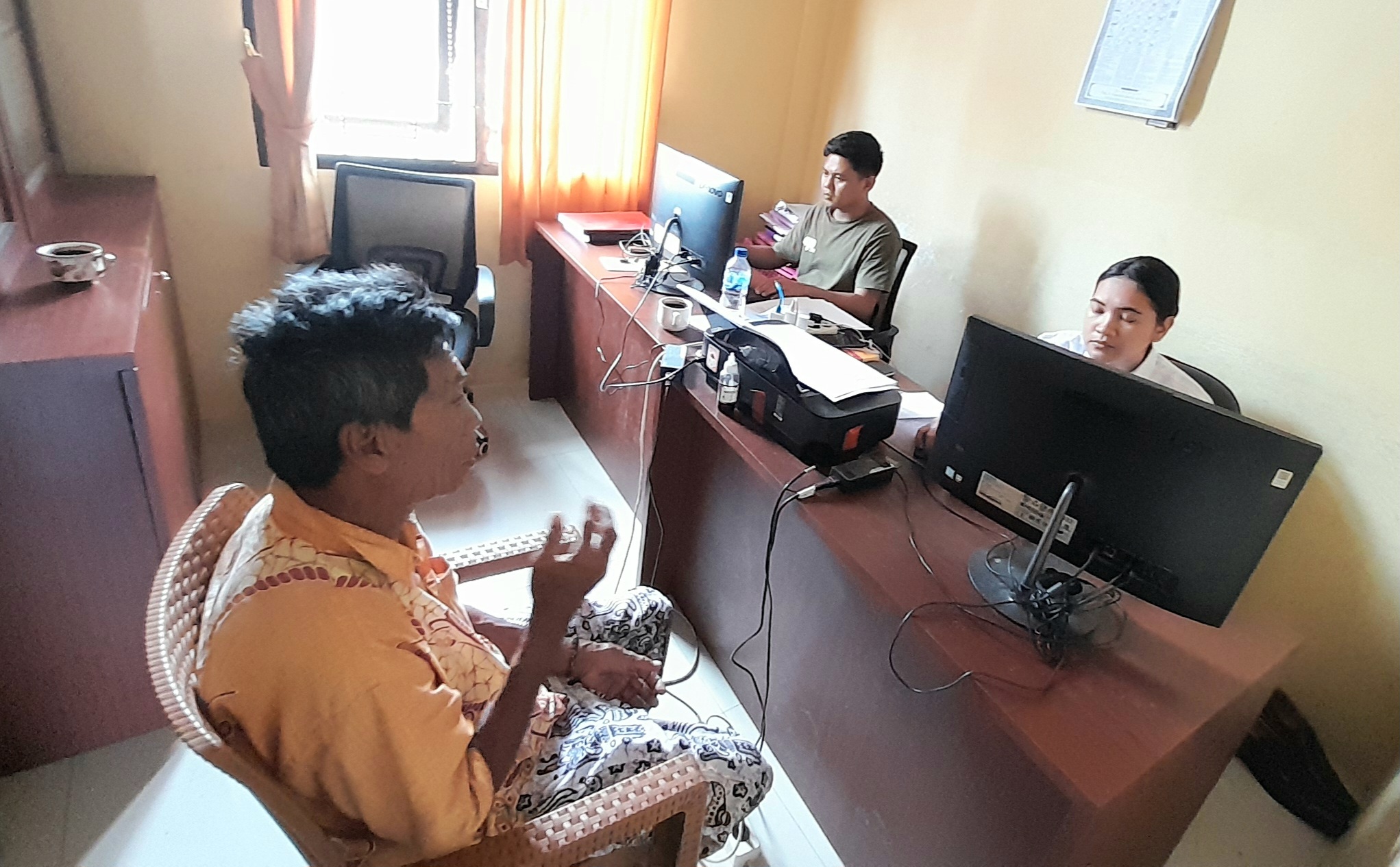 Nasrah (kiri) saat diperiksa penyidik Satreskrim Polresta Mataram.