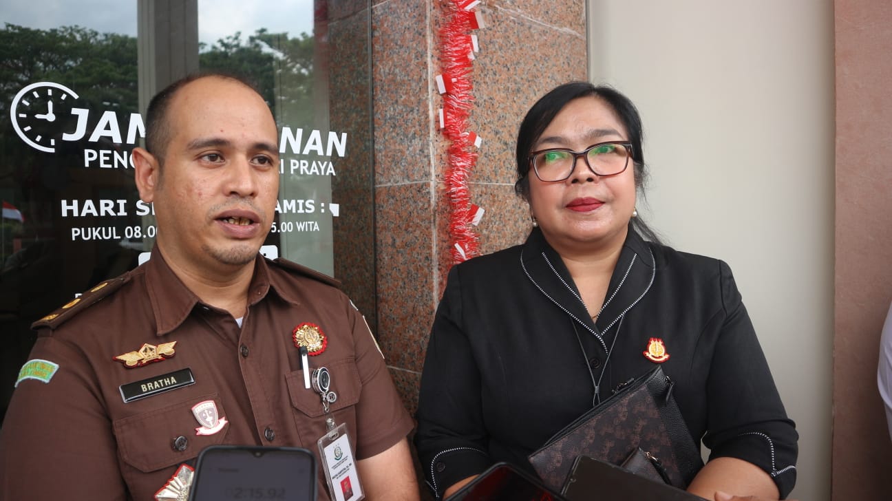 Kajari Loteng Nurintan MNO Sirait (kanan) didampingi Kasi Pidsus Kejari Loteng Bratha Hariputra saat memberikan keterangan pada wartawan, Selasa (3/8). (TONI/LOMBOK POST)