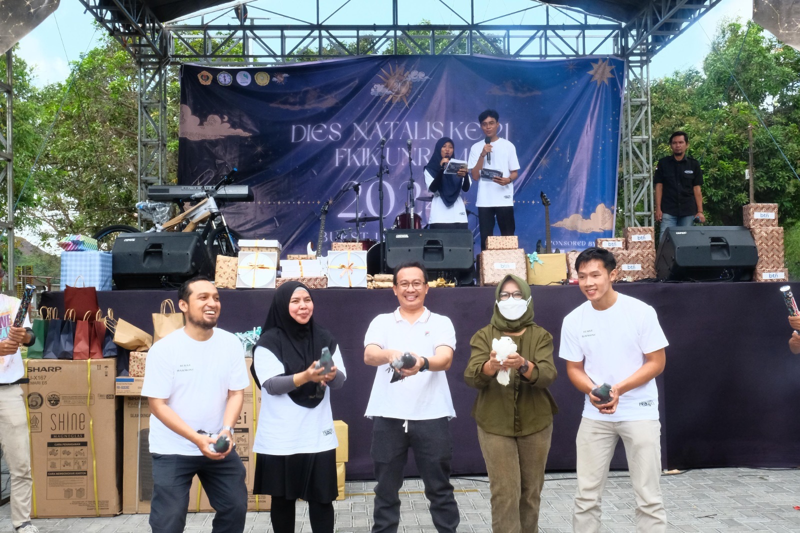 MERIAH: DIES NATALIS:  Wakil Rektor I, Dekan FKIK, Wakil Dekan III FKIK, Ketua IKA FKIK, dan Ketua BEM KM FKIK Unram melepas burung merpati simbol dibukanya Dies Natalis ke 21 FKIK Unram.