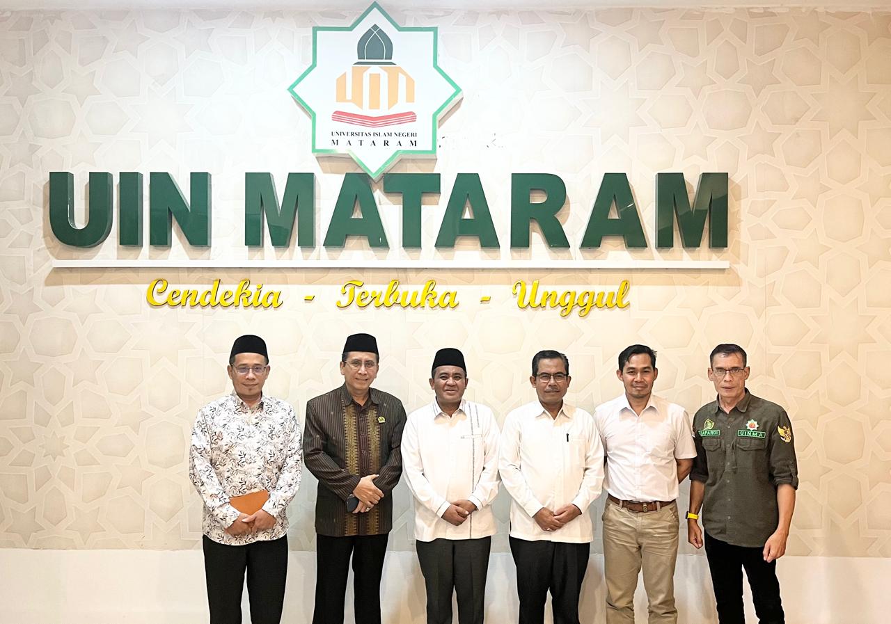 Rektor UIN Mataram Prof H Masnun Tahir (tiga dari kiri) bersama sejumlah jajaran melakukan foto bersama, usia mengumumkan raihan akreditasi Unggul kampus UIN Mataram, Selasa (3/9).