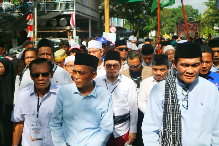 PALING BANYAK: Pasangan calon petahana Lalu Pathul Bahri dan HM Nursiah saat mendaftar ke kantor KPU Loteng sebagai peserta Pilkada Loteng 2024, pekan lalu.