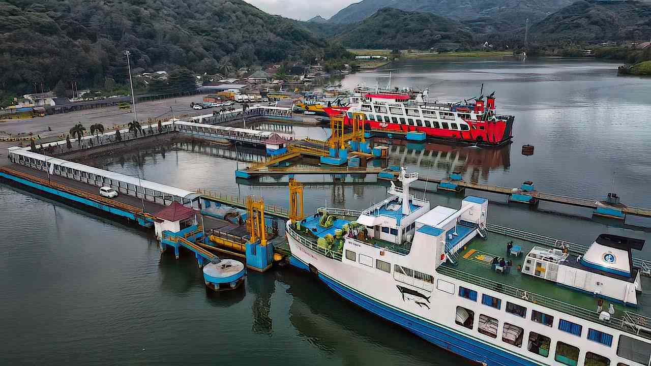 MODA TRANSPORTASI: Pelabuhan Lembar di Lombok Barat, memiliki aktivitas penyeberangan yang cukup ramai. Ini dibuktikan dari data terbaru yang dirilis BPS NTB.