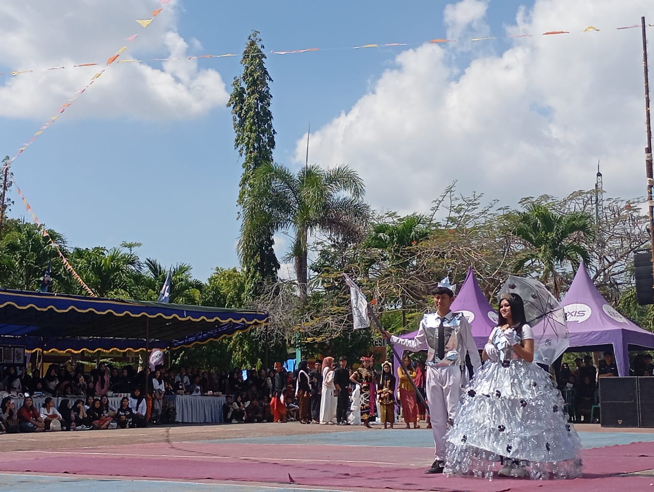 MERIAH: Siswa SMAN 7 Mataram memanfaatkan sampah plastik sebagai busana fashion show meriahkan HUT sekolah, Sabtu (31/8) lalu. (Rojai/Lombok Post)
