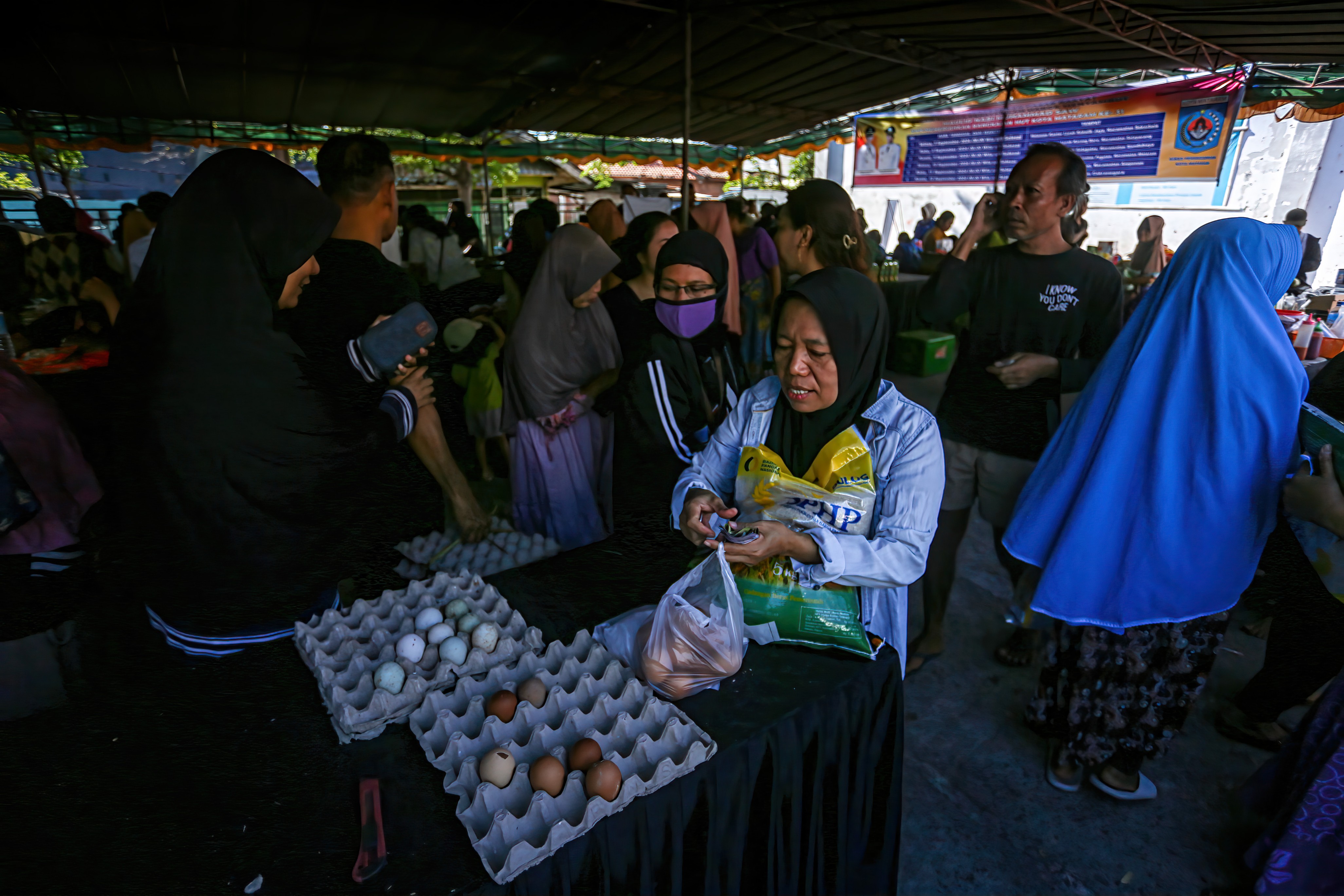 KEBUTUHAN POKOK: Ratusan warga mendatangi pasar rakyat di halaman kantor Kelurahan Kekalik Jaya, Sekarbela, Selasa (3/9). Mereka membeli sejumlah kebutuhan pokok dengan harga di bawah harga pasar.