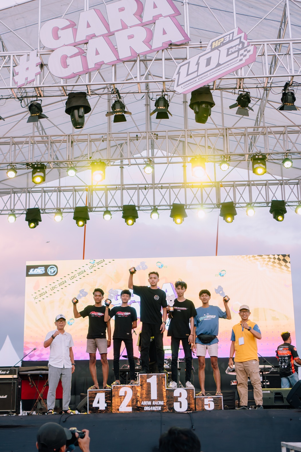 PEMENANG: Achmad Puaddi bersama juara Lombok Drag Championship 2024, Minggu (1/9).