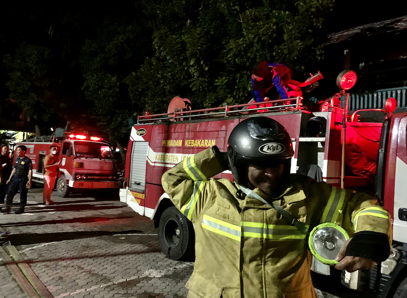 PENDINGINAN: Petugas Damkar memadamkan kebakaran yang terjadi di gedung kelas MTs Putra Ponpes Nurul Hakim Kediri, Senin (2/9).