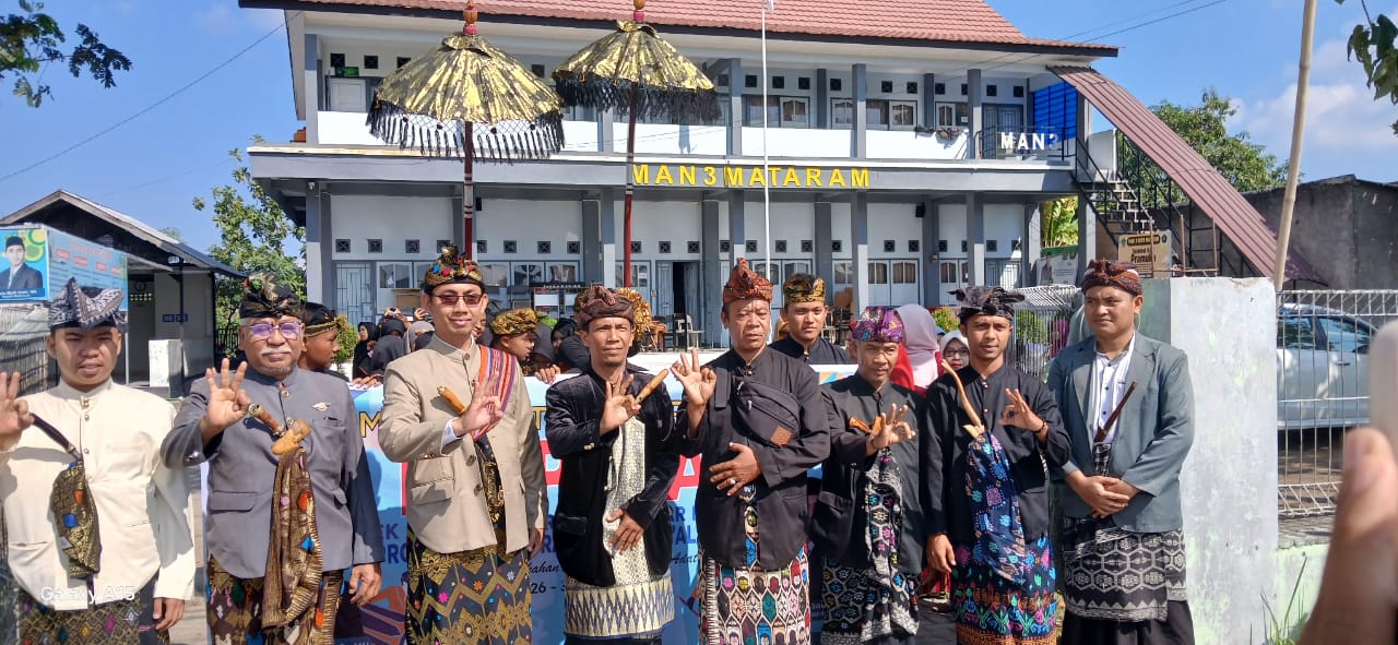 LESTARIKAN ADAT: MAN 3 Mataram melaksanakan prosesi pernikahan adat Sasak melibatkan para siswa sebagai pemeran.