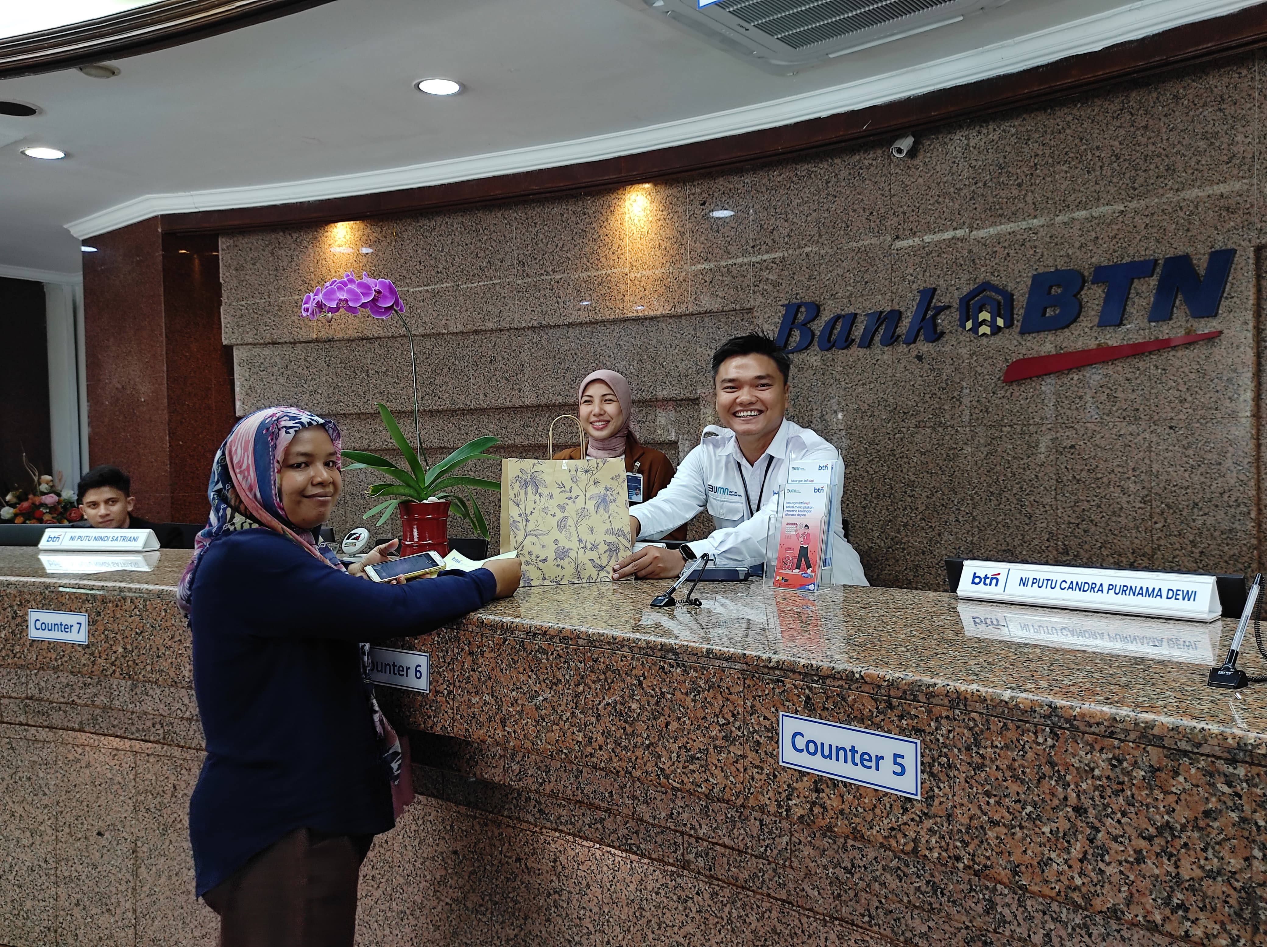 APRESIASI NASABAH: Kepala Bank BTN Cabang Mataram Alem Wijaya memberikan bingkisan pada nasabah terpilih sebagai bentuk apresiasi di Hari Pelanggan Nasional 2024, di Kantor BTN Cabang Mataram.