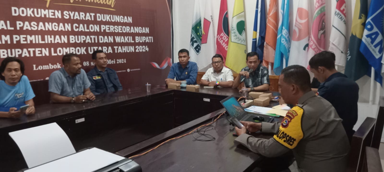 BERKAS KESEHATAN: KPU KLU bersama Bawaslu KLU saat proses penyerahan berkas hasil kesehatan RSUD Provinsi NTB ke masing-masing LO bakal paslon di Gangga, Selasa (3/9) malam.