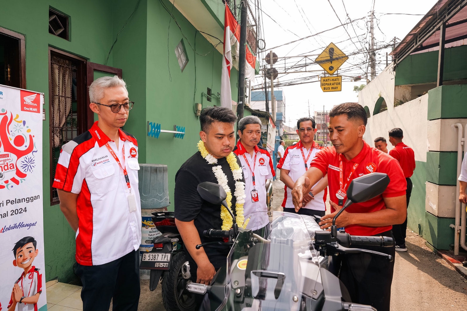 Beri kejutan : manajemen AHM saat antarkan unit langsung ke konsumen (honda for Lombok Post)
