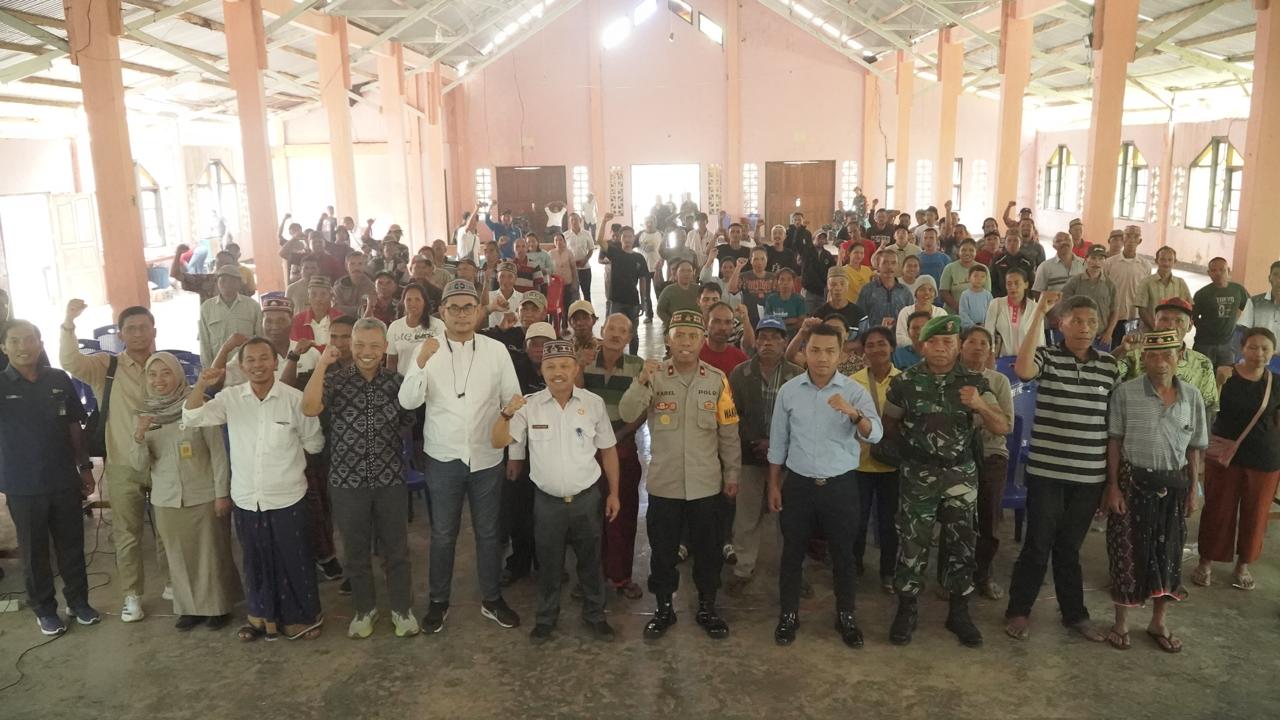 Warga terdampak dan tokoh masyarakat serta tokoh adat Desa Wewo bersama pihak PLN dan Pemda Manggarai pada acara konsultasi publik di aula Gereja Paroki Penggeok.