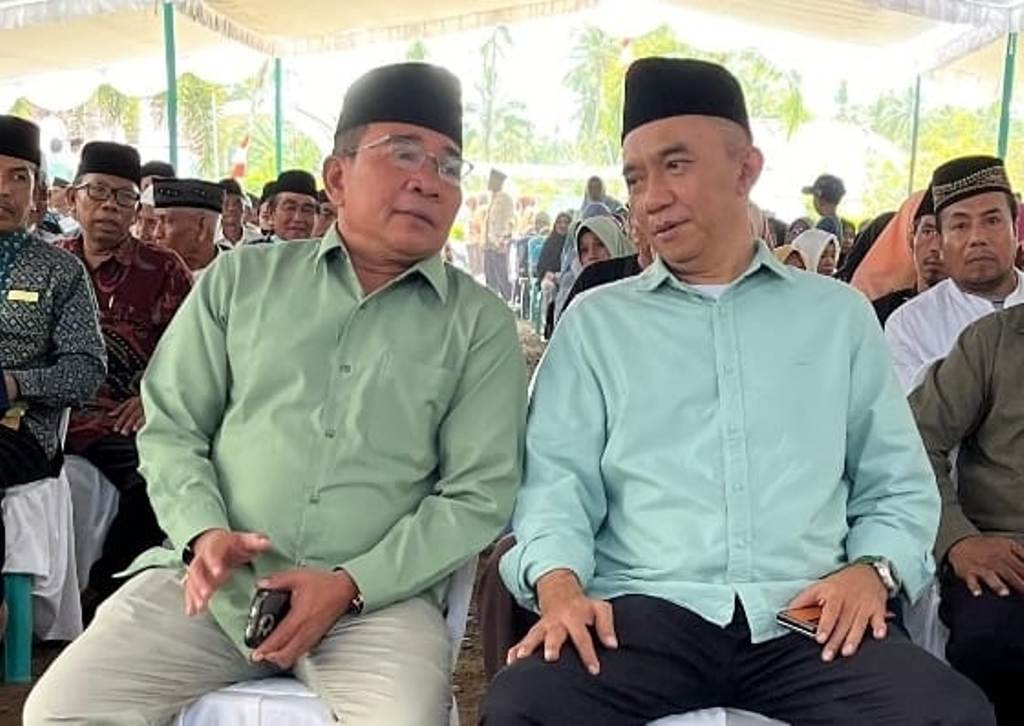 Bakal calon Bupati dan Wakil Bupati Lotim, HM Syamsul Luthfi (kanan) dan H Abdul Wahid (kiri) sedang berbincang di sebuah acara.