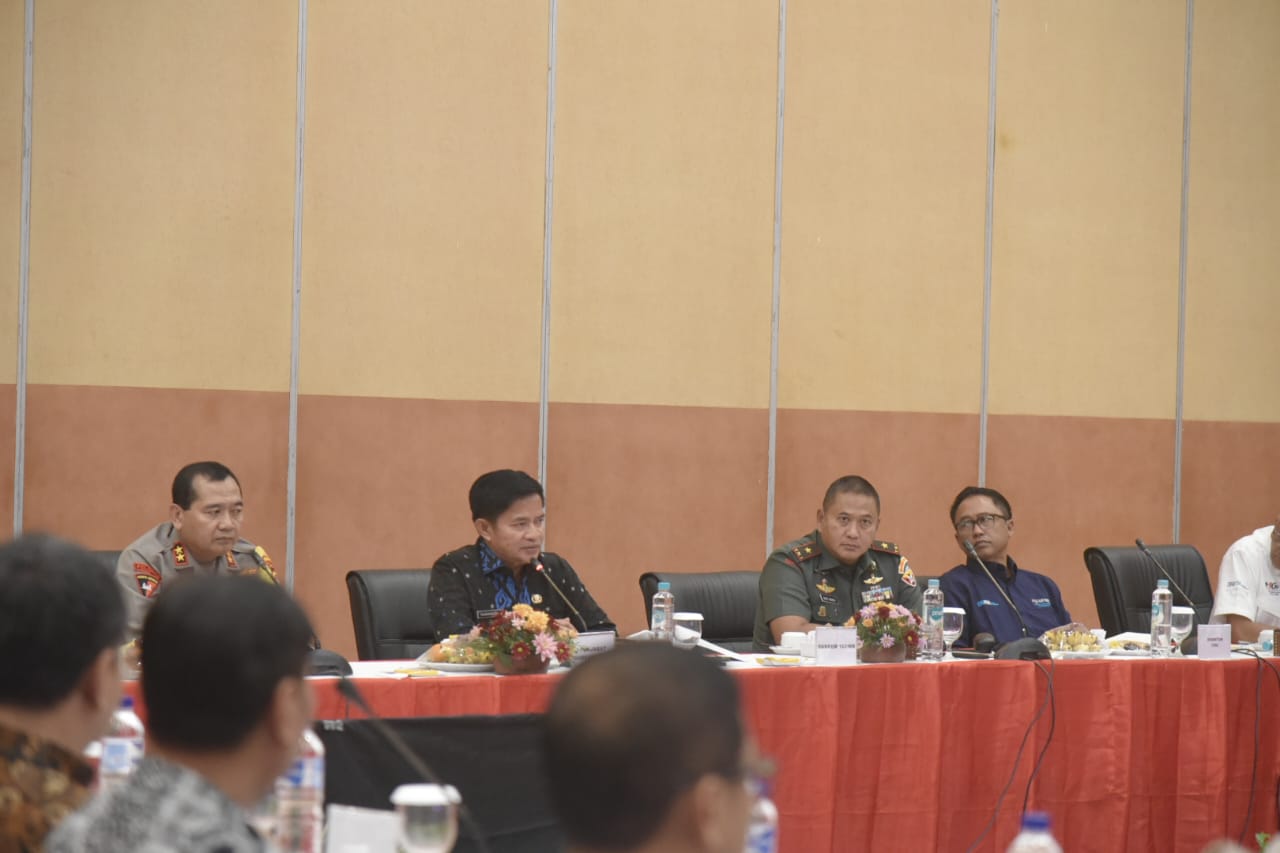 PERKUAT SINERGI: Pj Gubernur NTB Hassanudin (empat dari kanan) saat memimpin rapat koordinasi, persiapan jelang MotoGP Mandalika, di Mataram, Kamis (5/9).