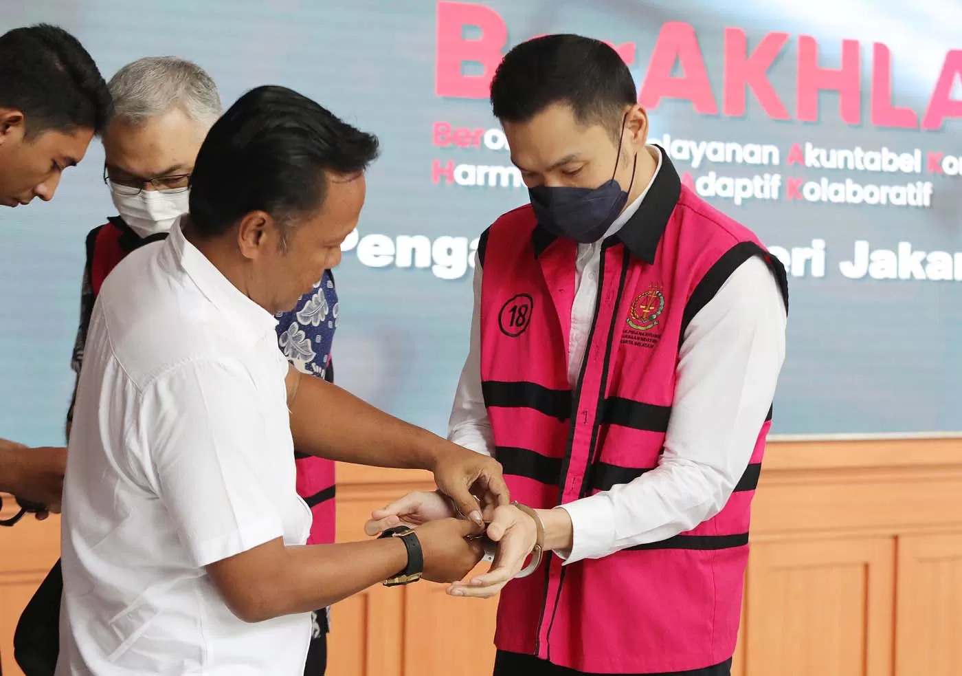 Terdakwa kasus dugaan korupsi pengelolaan tata niaga komoditas timah Harvey Moeis bersiap mengikuti sidang di Pengadilan Tipikor, Jakarta, Senin (2/9/2024). (Fedrik Tarigan/ Jawa Pos)