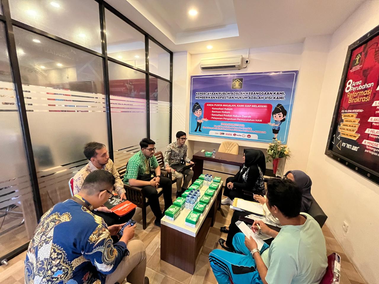DISKUSI: Tim dari Direktorat Tata Negara, Ditjen AHU diterima di Ruang Pelayanan Kanwil Kemenkumham NTB, Jumat (6/9).