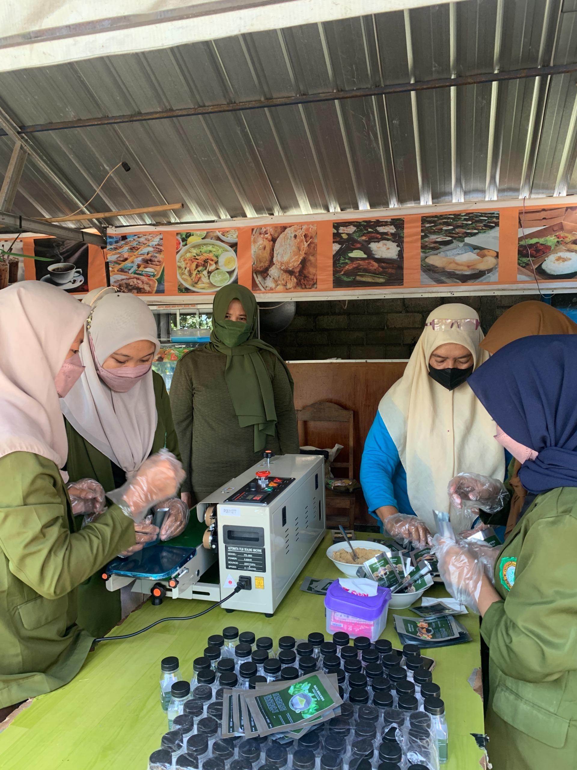 LANGSUNG PRAKTIK: Kegiatan PKM Tim Dosen FEB Unizar Mataram mendampingi mitra Angkringan Masuk Monjok mengemas produk bumbu dapur dari bahan dasar alami.