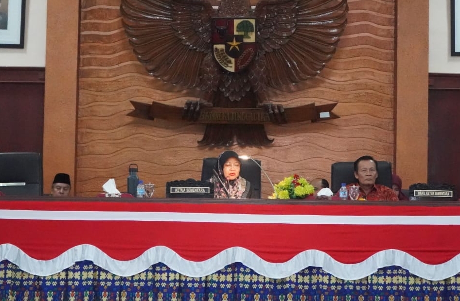 Ketua sementara DPRD NTB Baiq Isvie Rupaeda (kanan) memimpin sidang pengumuman nama-nama fraksi di Kantor DPRD NTB, kemarin (6/9).