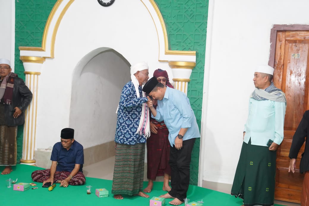 Calon Gubernur NTB Lalu Muhamad Iqbal saat bertemu dengan sesepuh NU Lombok Tengah, Kamis malam (5/9).