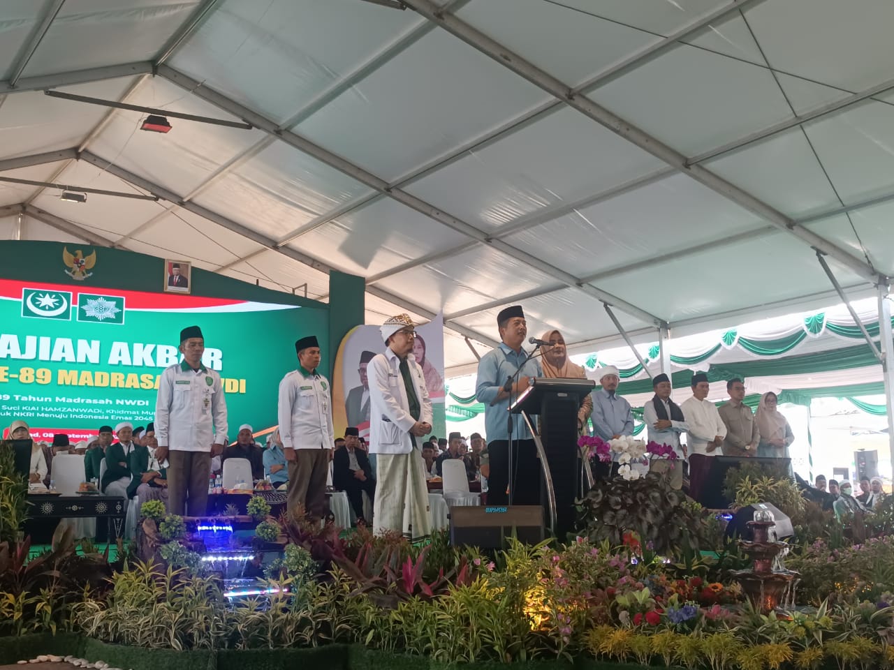 Calon Gubernur dan Wakil Gubernur NTB Lalu Muhamad Iqbal-Indah Dhamayanti Putri saat menghadiri Hult ke-89 Madrasah Nahdatul Wathan di Desa Anjani, Kecamatan Suralaga, Lombok Timur, Minggu (8/9/2024).