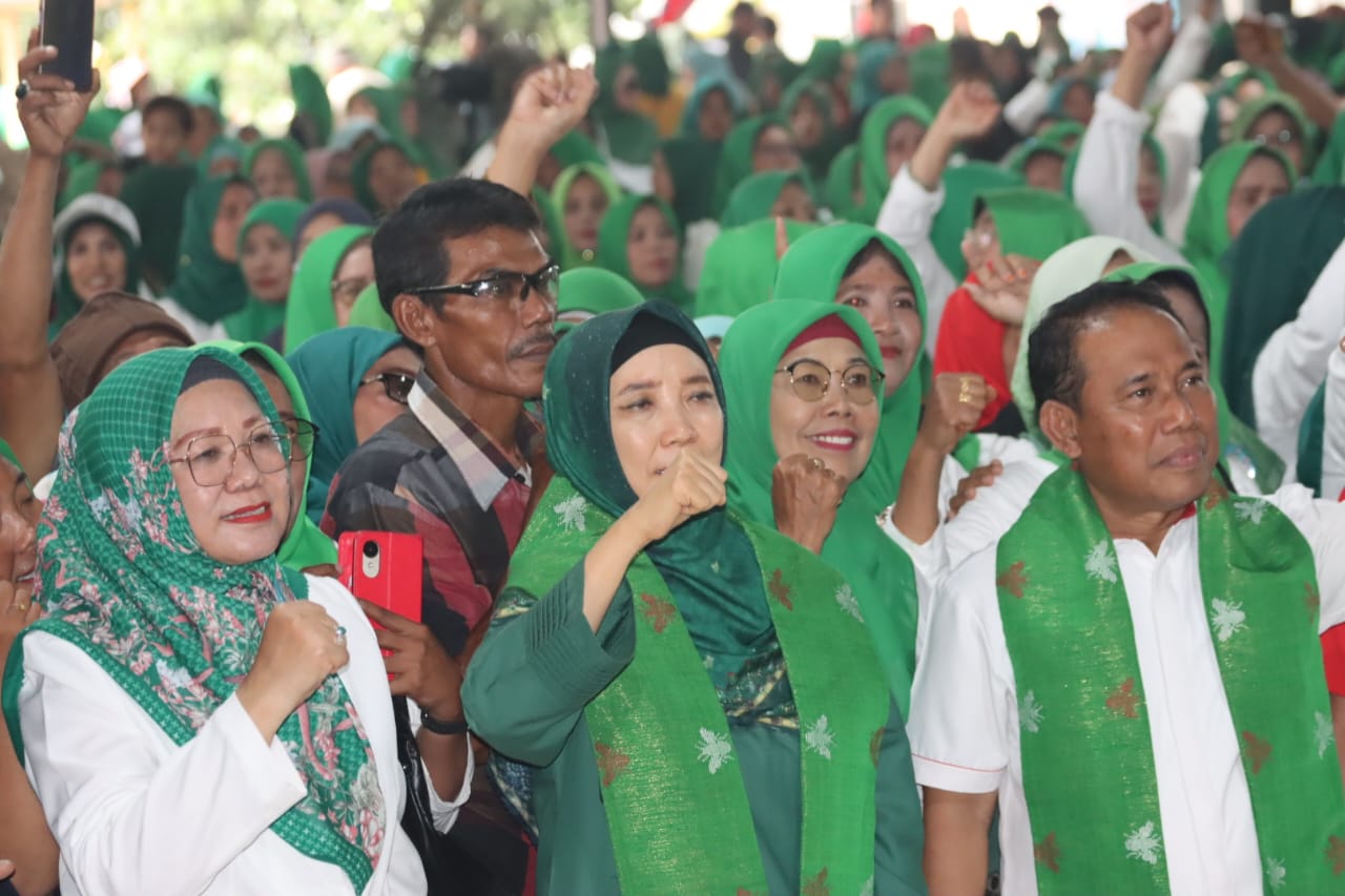 Bacagub NTB Dr Hj Sitti Rohmi Djalilah dan Bacawagub Ir HW Musyafirin disambut antusias para relawan Rohmi-Firin di kawasan Kompleks KTC Taliwang, Sumbawa Barat, Sabtu (7/9).