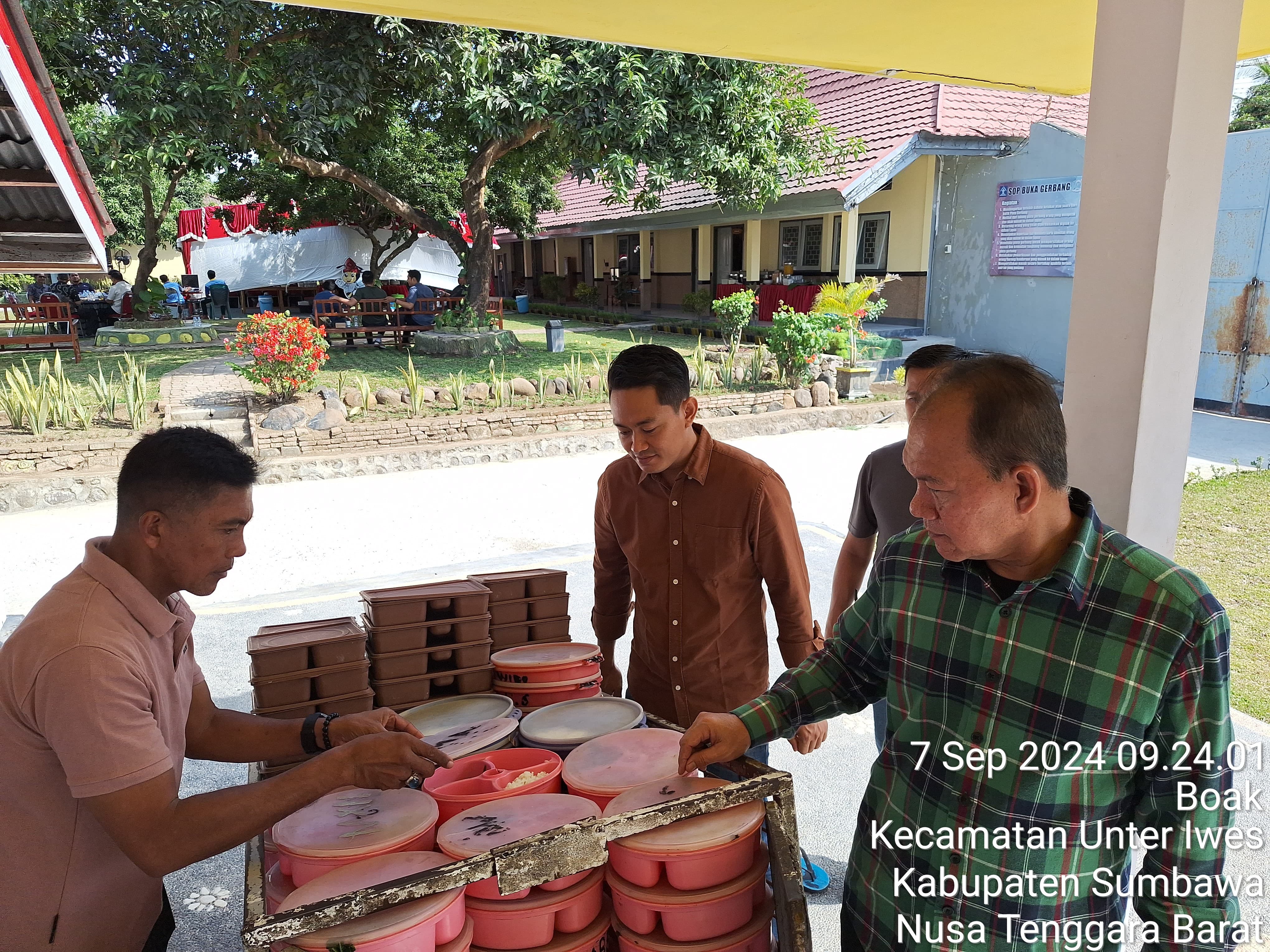PASTIKAN AMAN: - Kepala Divisi Pemasyarakatan Kanwil Kemenkumham NTB Herman Sawiran mengecek menjaga porsi makanan warga binaan pemasyarakatan (WBP) Lapas Kelas IIA Sumbawa Besar, Jumat (6/9).