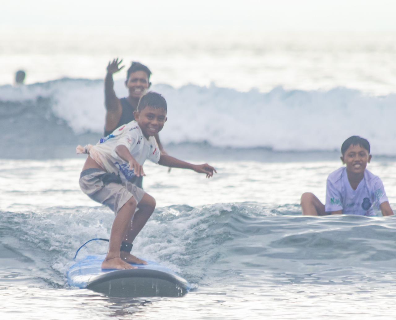 Pelajar SD/SMP Satap Mantar saat berlatih di Pantai Jelenga, Senin (9/9).