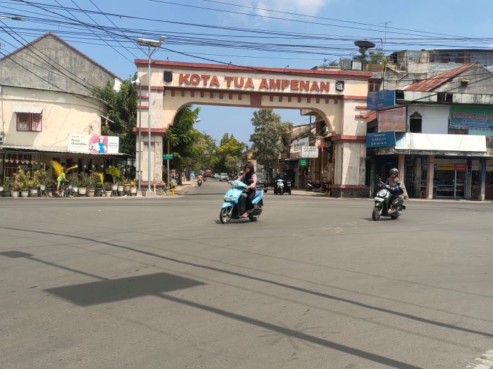 BAKAL DIPERCANTIK: Sejumlah kendaraan melintas di simpang lima Ampenan, Minggu (8/9). Di kawasan tersebut bakal diperindah dengan mempertahankan keaslian bangunan lama Kota Tua Ampenan.