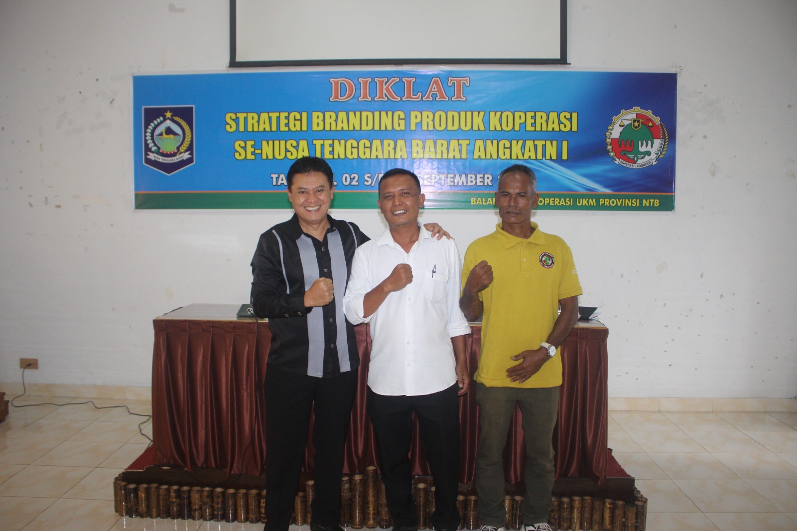 POSE: Pengurus Koperasi Glass Bottom Boat Trip Gili Trawangan, Hafizudin Harbi (tengah) berfoto bersama Kepala UPTD Balatkop UKM NTB Dikdik Kusnandi (kanan) saat kegiatan Diklat, pekan lalu.