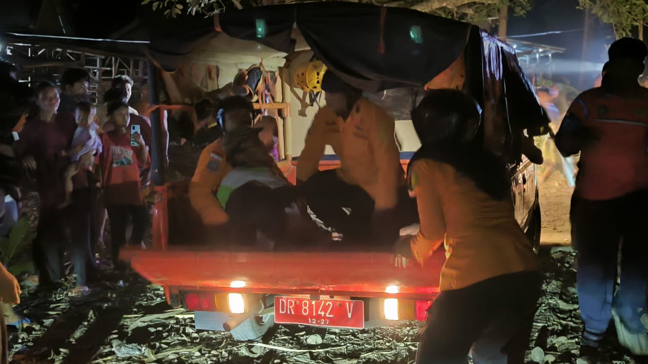 BERHASIL SELAMAT: Tim SAR gabungan berhasil menggagalkan upaya bunuhi diri yang dilakukan Amaq Sadin, warga Pujut, Loteng, Minggu (8/9) malam.