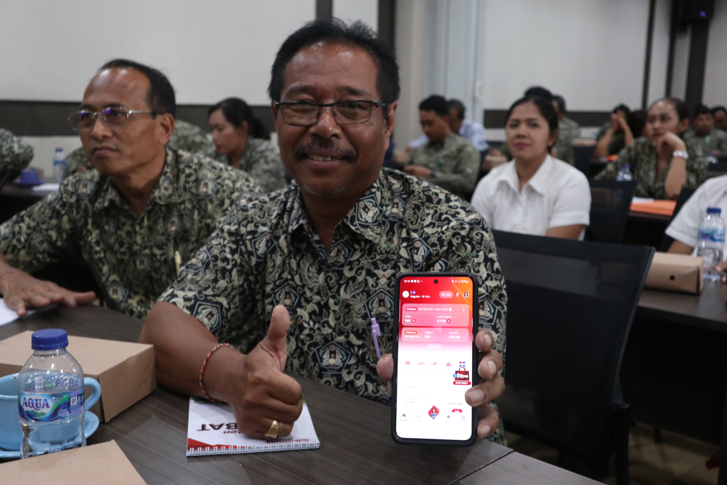 Tunjukan paket Telkomsel Semeton Hebat usai diluncurkan di Bali, Senin (9/9).