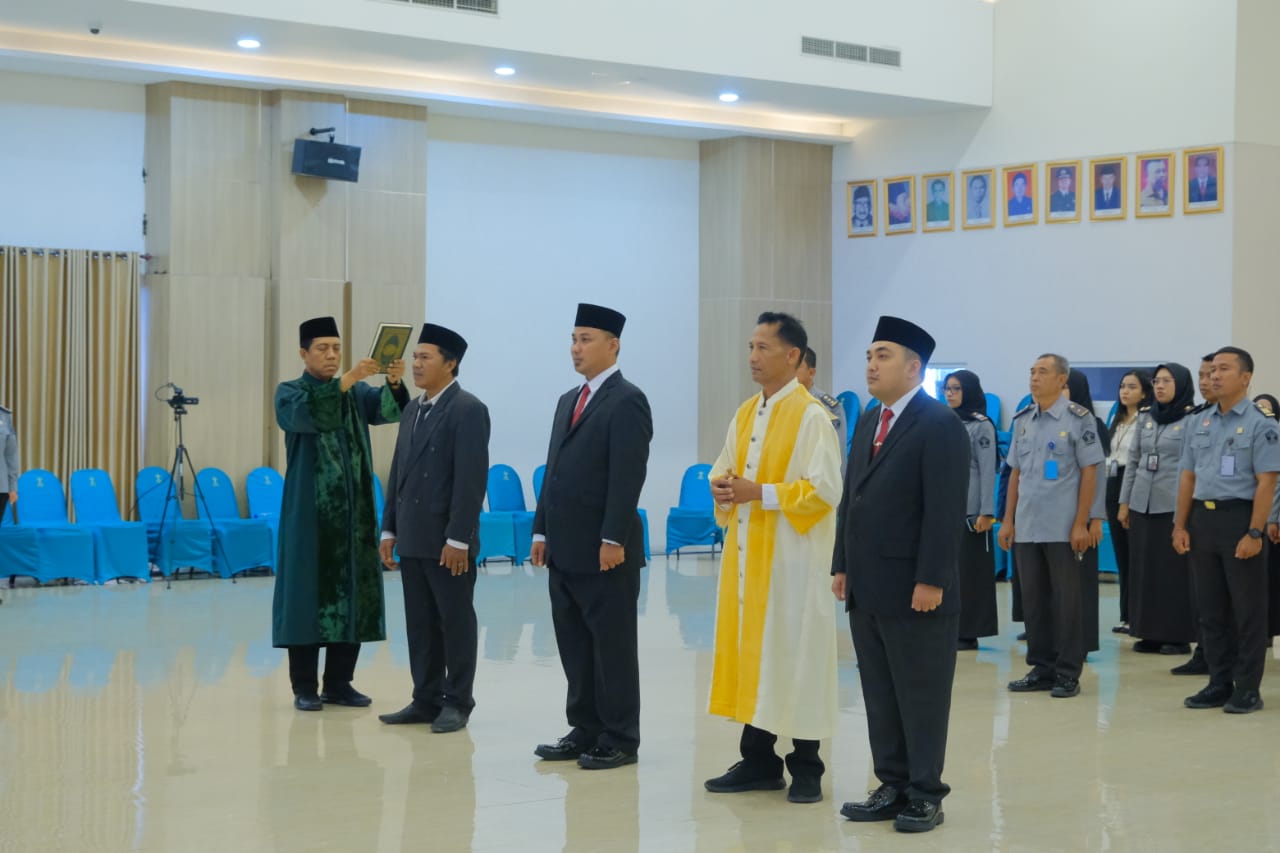 DIAMBIL SUMPAH: Kakanwil Kemenkumham NTB Parlindungan, melantik dan mengambil sumpah notaris dan pejabat fungsional bertempat di Aula Kanwil Kemenkumham NTB, Selasa (10/9).