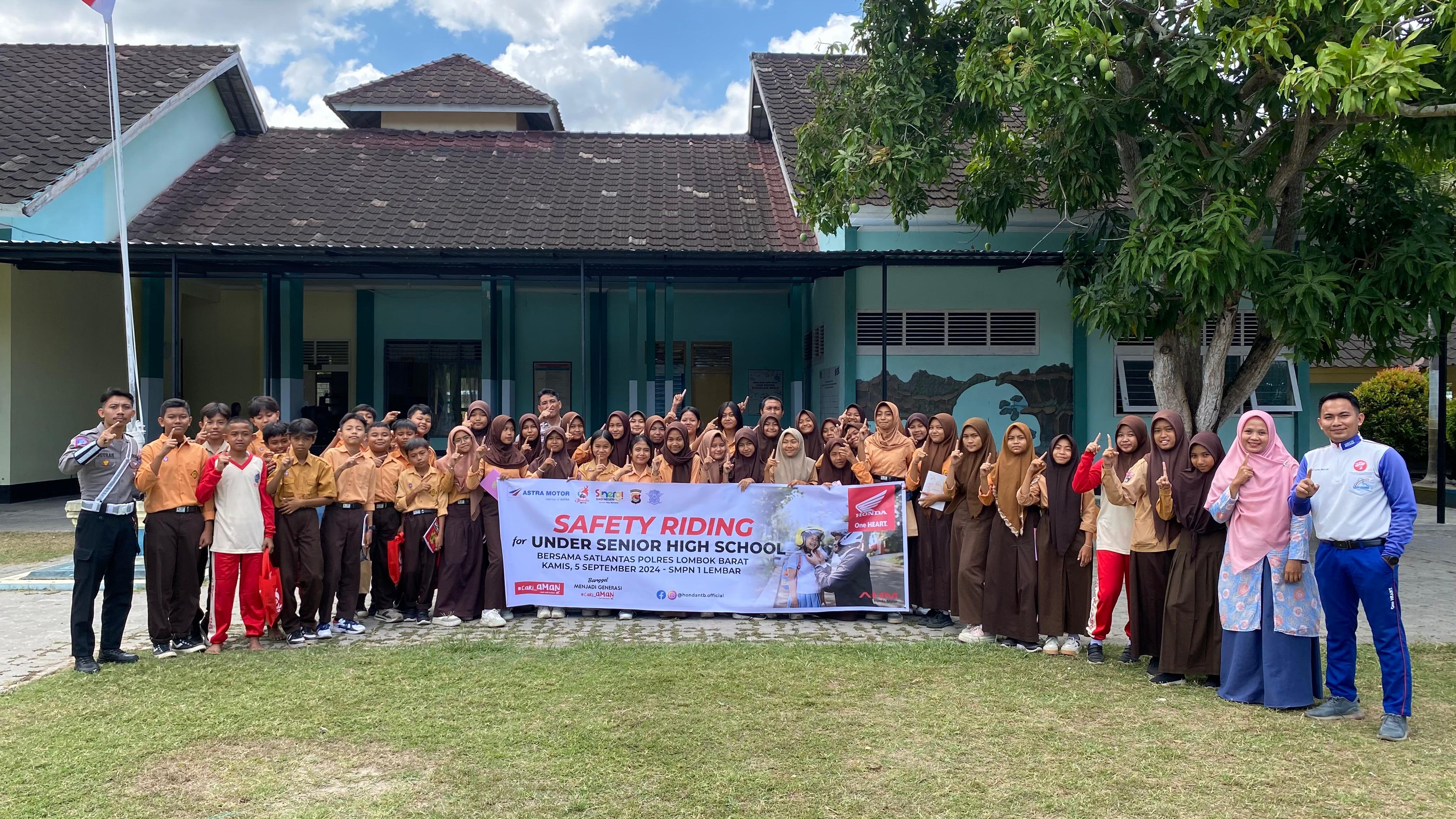EDUKASI: Polres Lobar bersama Astra Motor NTB usai memberikan edukasi safety riding kepada siswa/siswi SMPN 1 Lembar.(HONDA FOR LOMBOK POST)