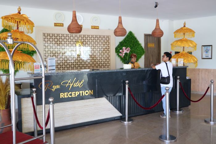 SUDAH PENUH: Wisatawan domestik sedang check-in kamar hotel pada resepsionis di lobi Raja Kuta Hotel Lombok, Kuta, Loteng, Selasa (10/9). (Dewi/Lombok Post)