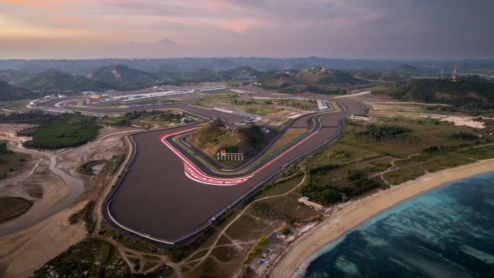 SIAPA YANG MENANGGUNG: Sirkuit Mandalika, dengan segala kesulitannya, akan segera dijajal pembalap MotoGP dalam waktu dekat. (Yuyun/Lombok Post)