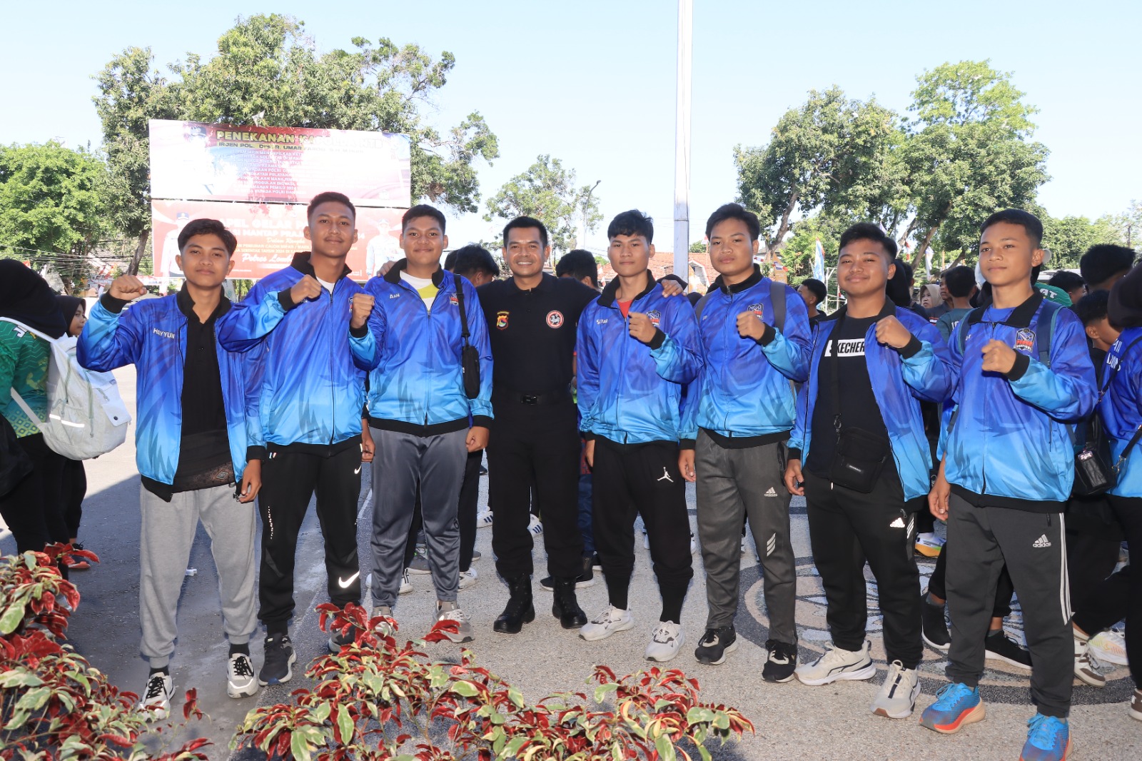 Wakapolres Loteng Kompol Moh Nasrullah (baju hitam) berfoto bersama para atlet inkanas yang berlaga di Kejuaraan Piala Kapolda NTB Kelima di Kota Mataram.