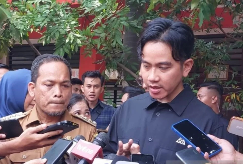 Wakil Presiden Gibran Rakabuming Raka memberikan keterangan kepada media usai memantau uji coba makan bergizi gratis di SDN 4 Tangerang beberapa waktu. (Antara/Irfan)