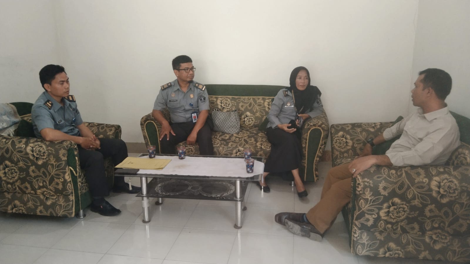 DISKUSI: Tim Kanwil Kemenkumham NTB dipimpin Koordinator Penyuluh Hukum Kanwil Kemenkumham NTB Rusmiati ditemui Kepala Desa Perampuan HM Zubaidi, Senin (9/9).