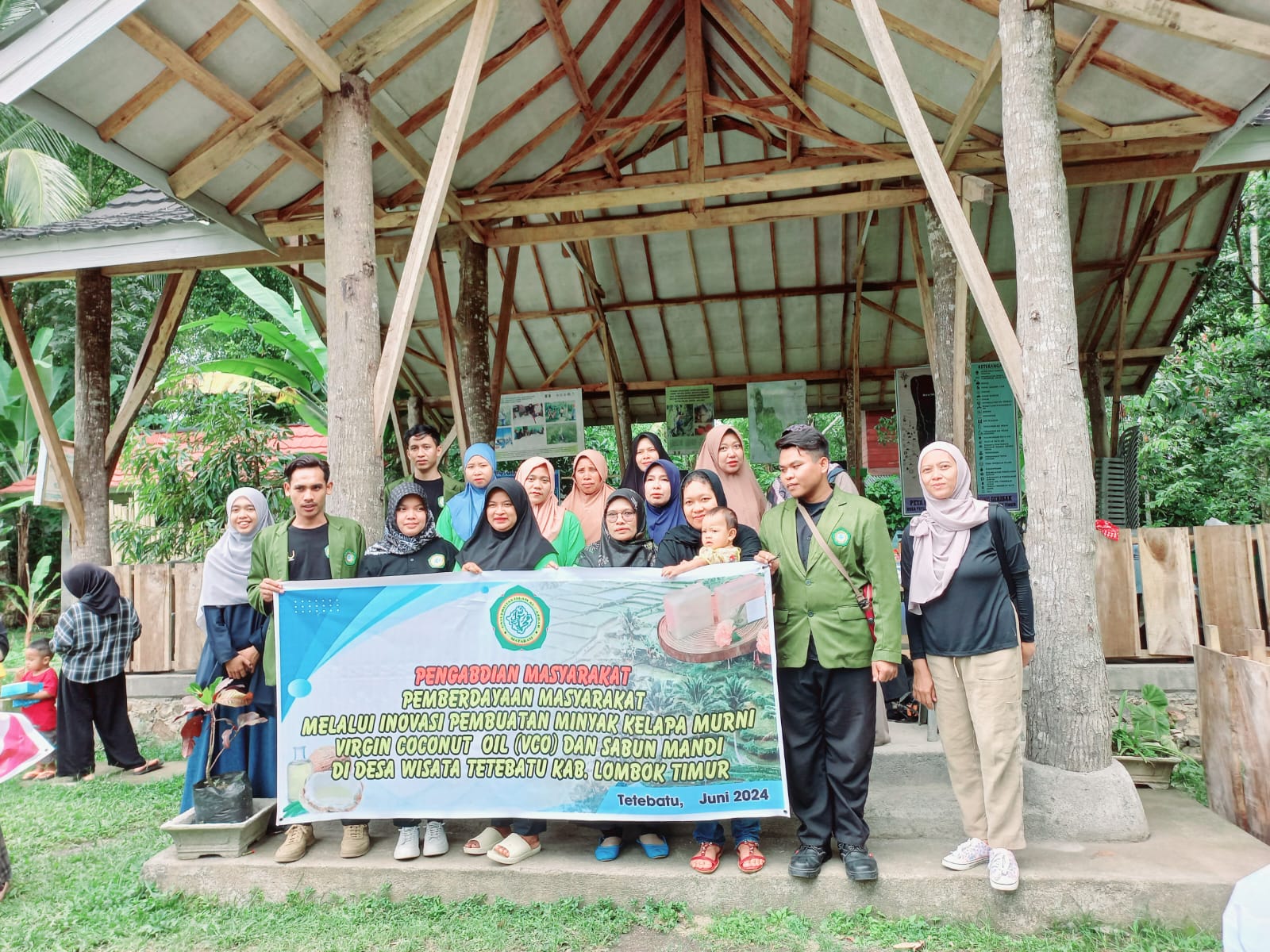 PENGABDIAN: Tim Pengabdian Kepada Masyarakat (PKM) dosen Unizar Mataram berfoto bersama para peserta pelatihan di Desa Tetebatu, Kecamatan Sikur, Lombok Timur.