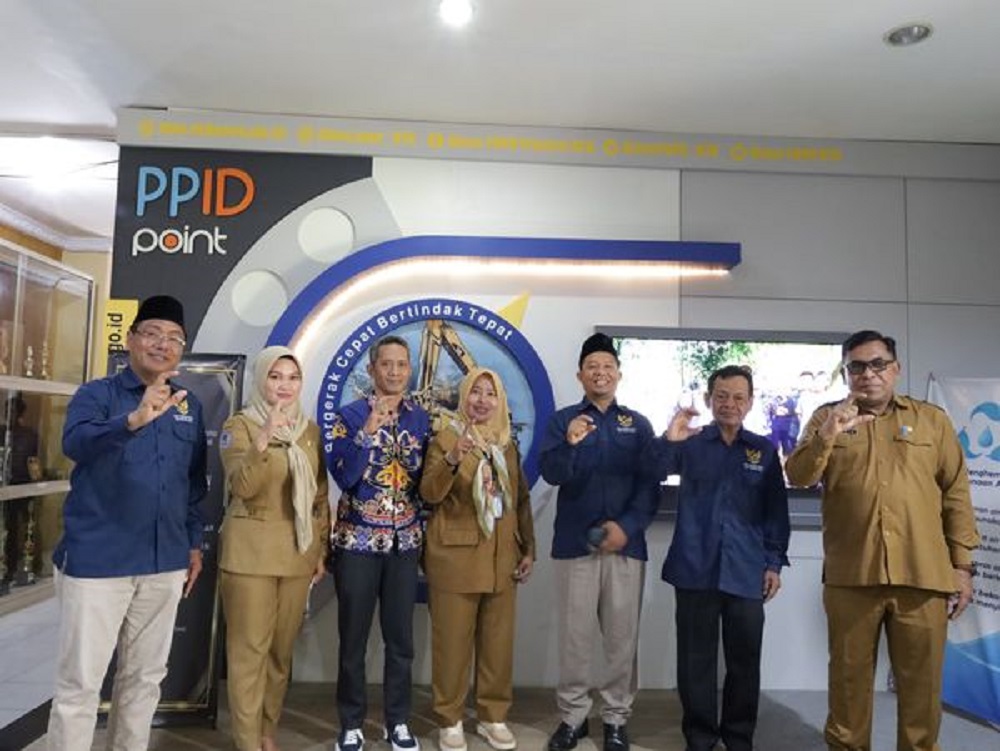 Plh Kadis PUPR NTB Hj Lies Nurkomalasari (tengah), Sekdis PUPR NTB H Hasim (paling kanan) bersama PPID saat menerima tim monev KI NTB di Dinas PUPR NTB.