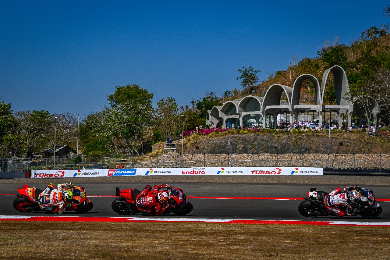JELANG BALAPAN: Sejumlah pembalap MotoGP Mandalika yang berlaga di lintasan Sirkuit Internasional Mandalika, Lombok, tahun lalu.