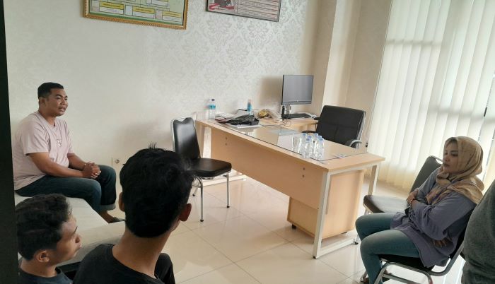 SEPAKAT DAMAI: OR dikonfrontasi dengan istrinya Ade Utari terkait dirinya yang mengaku sebagai intelijen Kejati NTB. (Toni/Lombok Post)