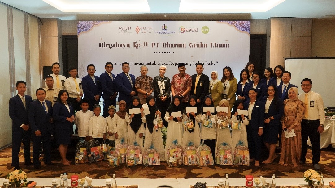 Management DGU saat berbagi kepada anak-anak yang membutuhkan.