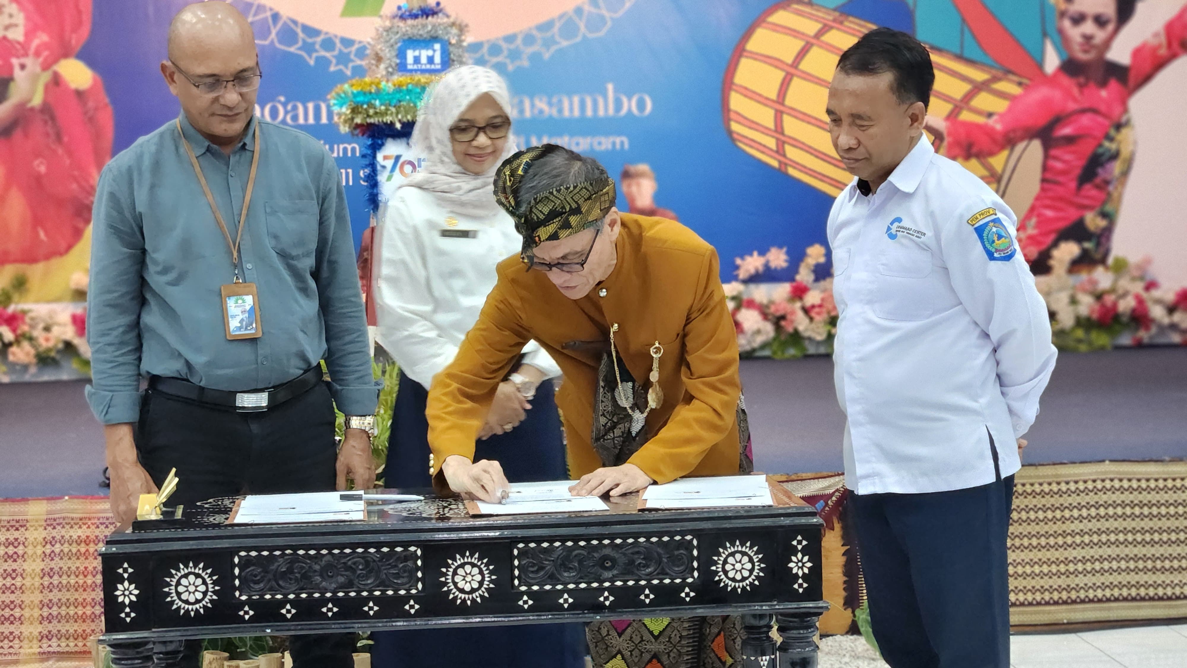Penandatangan MoU terkait pemberitaan program-program pembangunan di Provinsi NTB pada peringatan HUT RRI ke-79.