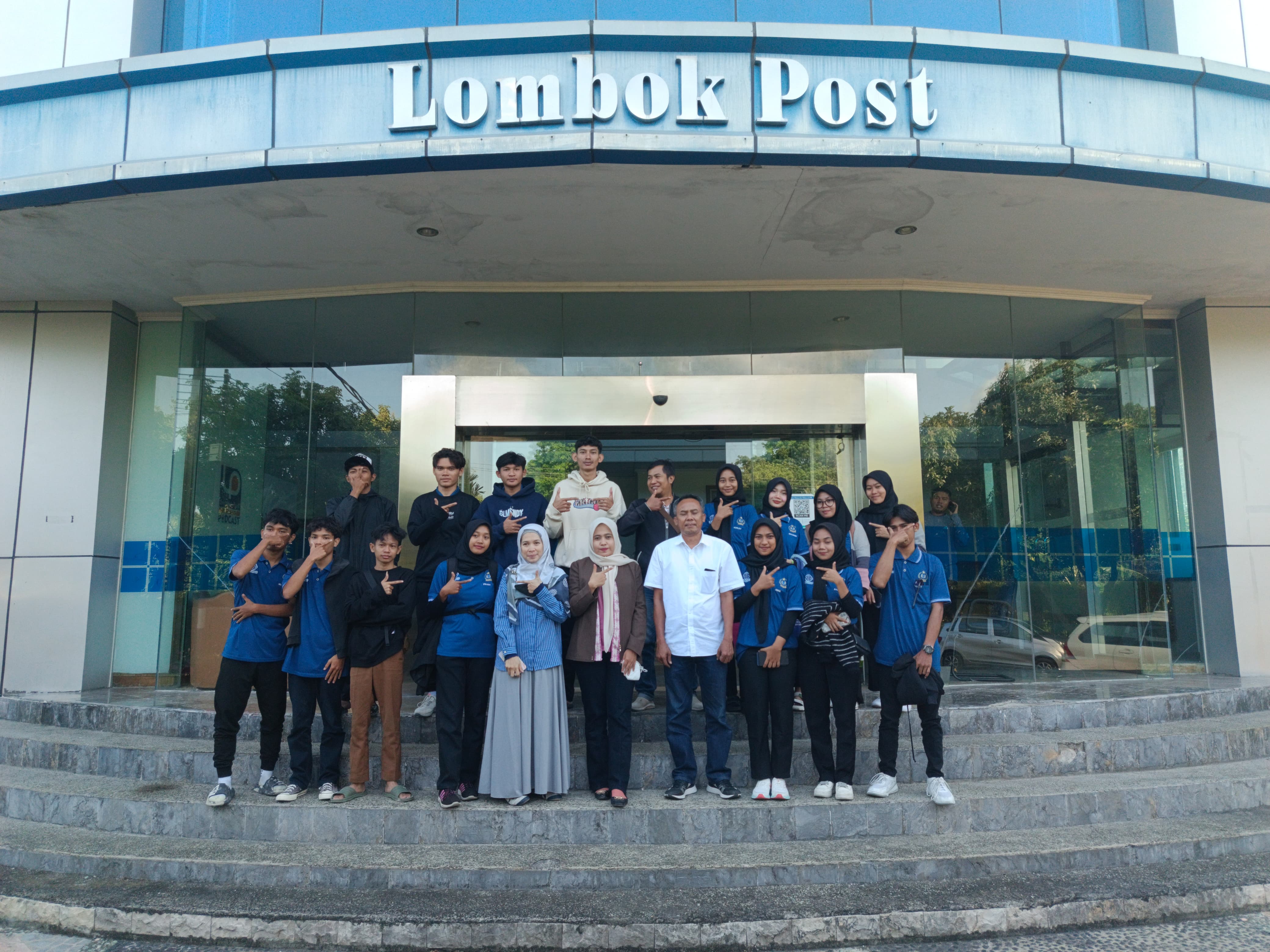 BELAJAR LAPANGAN: Peserta pelatihan Lembaga Pendidikan Pelatihan Kerja (LPPK) Arsyfa Multicom melakukan kunjungan belajar ke Graha Pena Lombok, Rabu (11/9).