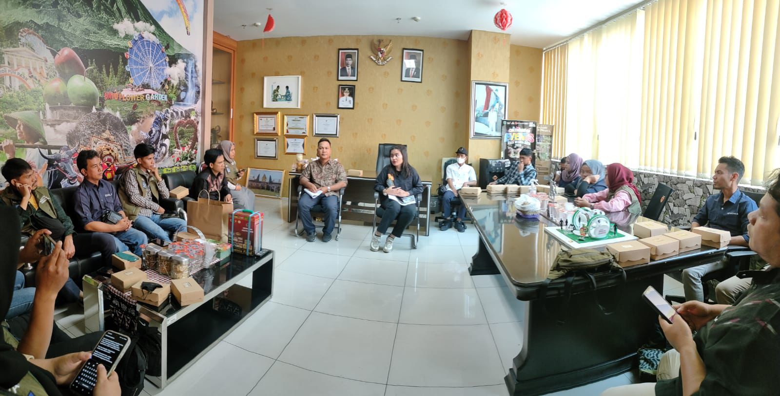 PERKUAT SINERGI: Forum Wartawan Pemprov NTB berdiskusi dengan perwakilan Disparta Kota Batu mengenai pengembangan sektor pariwisata, Kamis (12/9).